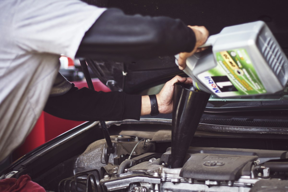 Otomotiv servisinde araç üzerinde teknik inceleme
