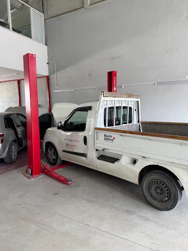 HK Oto Elektronik atölyesinde lift üzerindeki araç