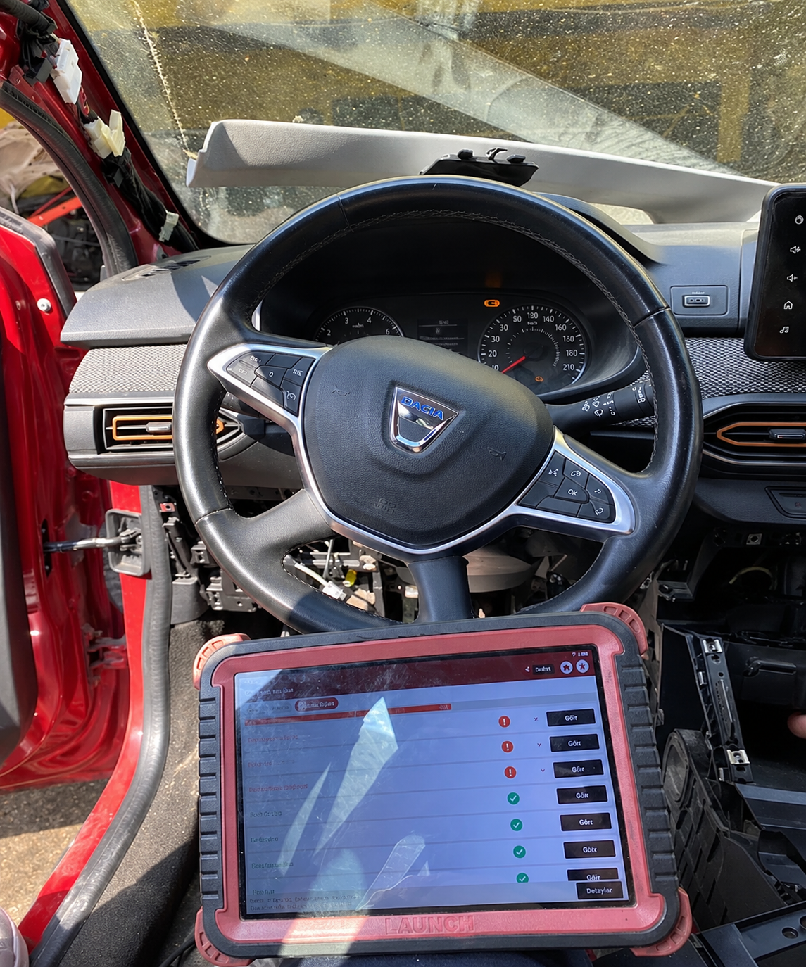 HK Oto Elektronik servisinde araç teybi ve elektronik sistemlerin kontrolü